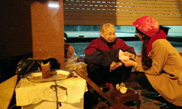 Đoàn Thanh niên NXBGDVN trao quà cho những mảnh đời khó khăn