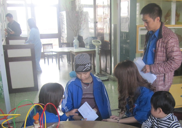 Đoàn Thanh niên NXBGDVN trao quà cho những mảnh đời khó khăn