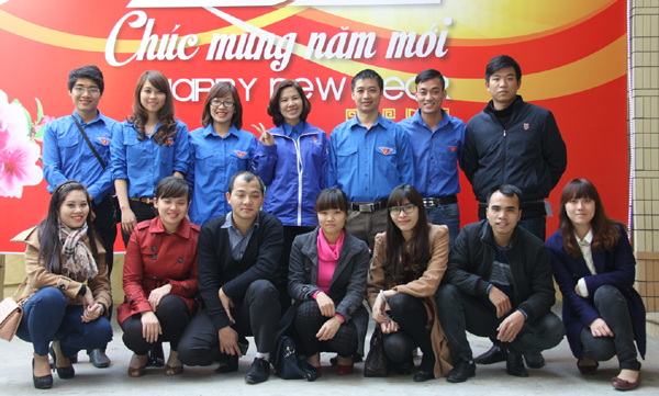 Đoàn Thanh niên NXBGDVN trao quà cho những mảnh đời khó khăn