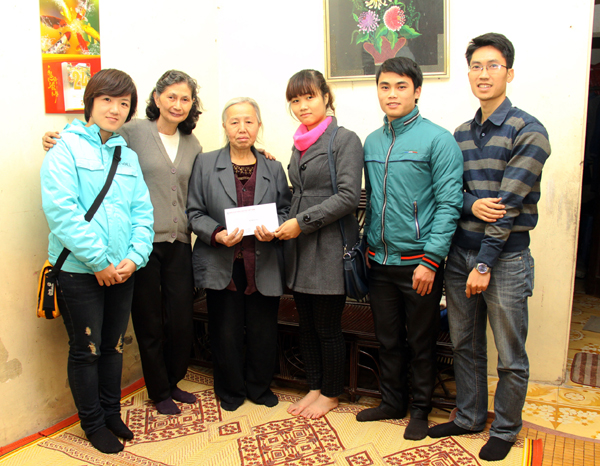 Đoàn Thanh niên NXBGDVN trao quà cho những mảnh đời khó khăn