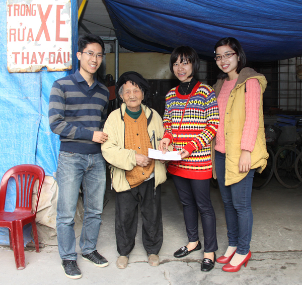 Đoàn Thanh niên NXBGDVN trao quà cho những mảnh đời khó khăn