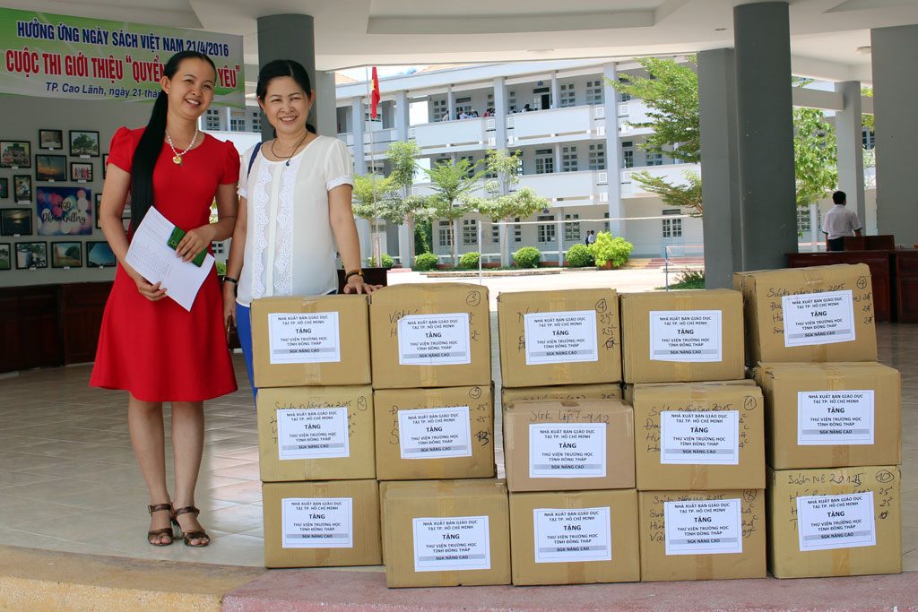 NXBGD tại TP.HCM tặng sách cho thư viện trường Nguyễn Quang Diêu, tỉnh Đồng Tháp