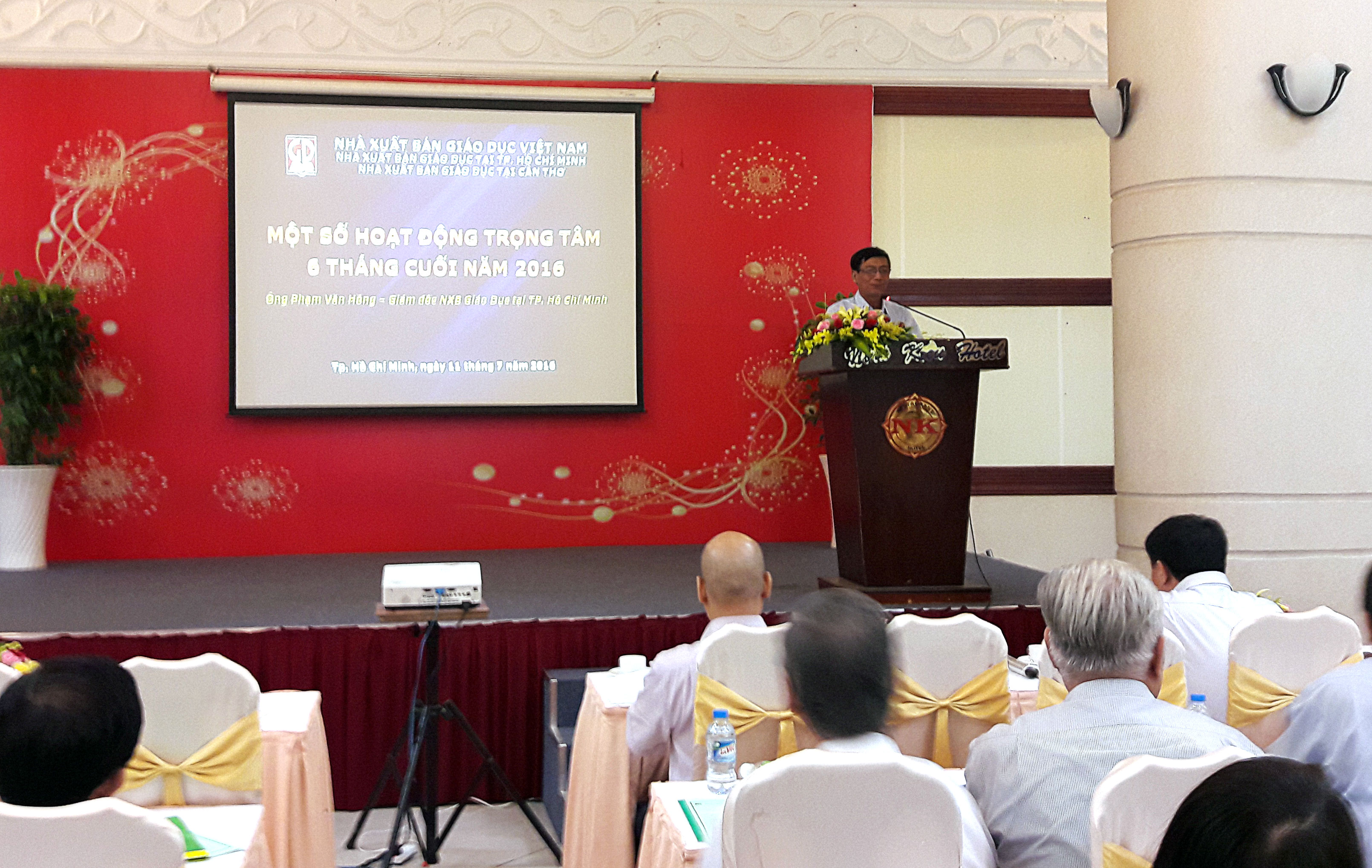 Ông Phạm Văn Hồng - GĐ NXBGD tại TP. Hồ Chí Minh triển khai các hoạt động trọng tâm 6 tháng cuối năm 2016 tại hội nghị.
