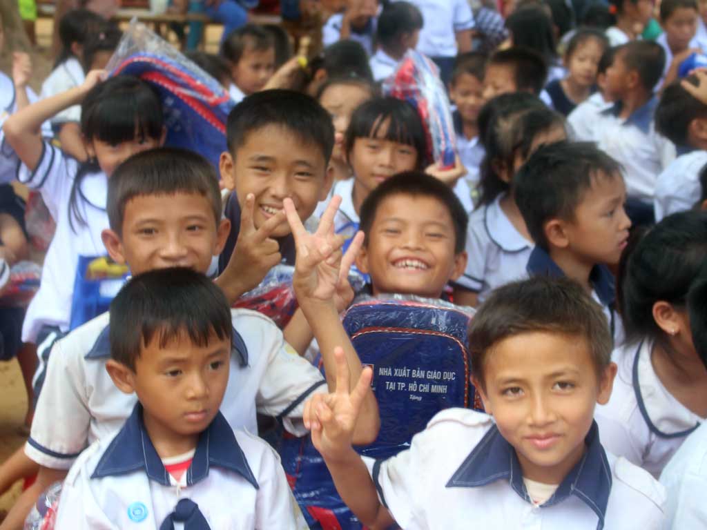 Niềm vui của các em trường TH Đồng Kèn - Tân Châu - Tây Ninh khi nhận được quà