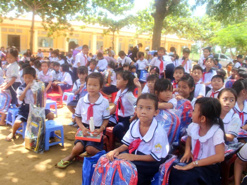 Niềm vui của các em trường TH Đồng Kèn - Tân Châu - Tây Ninh khi nhận được quà