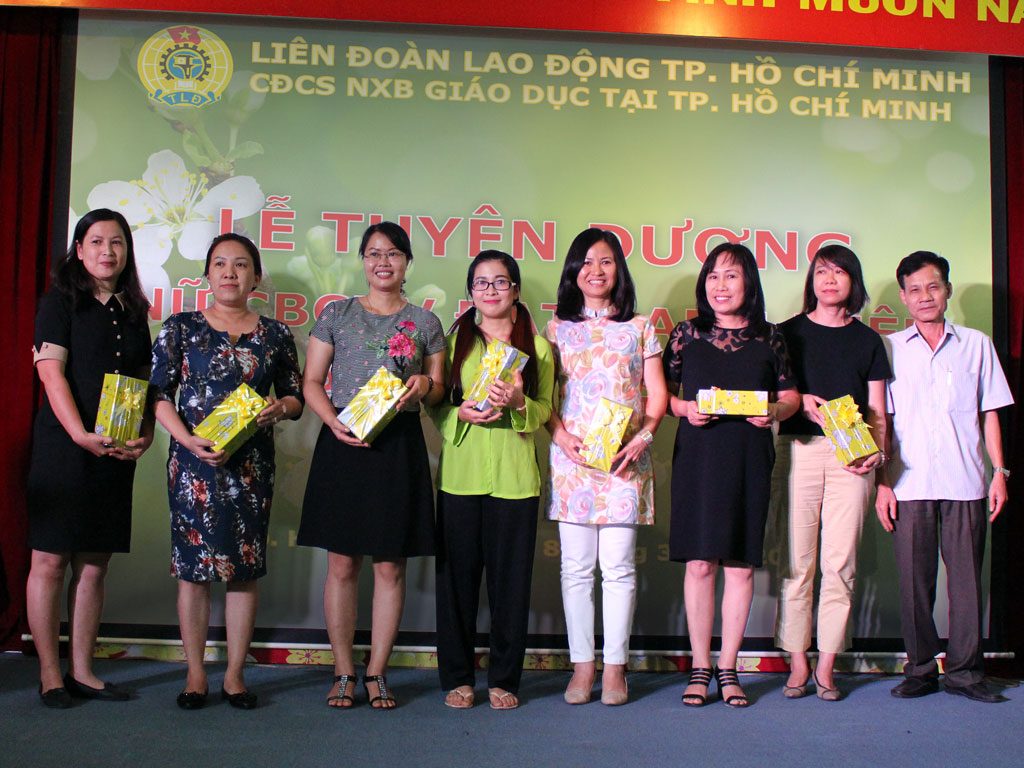Khen thưởng nữ CBVC đạt danh hiệu "Phụ nữ 2 giỏi" năm 2016