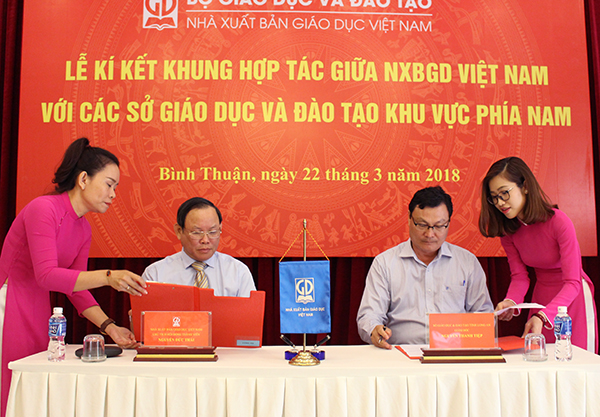 Đại diện NXB Giáo dục Việt Nam và Giám đốc Sở GD&ĐT Long An ký khung hợp tác.