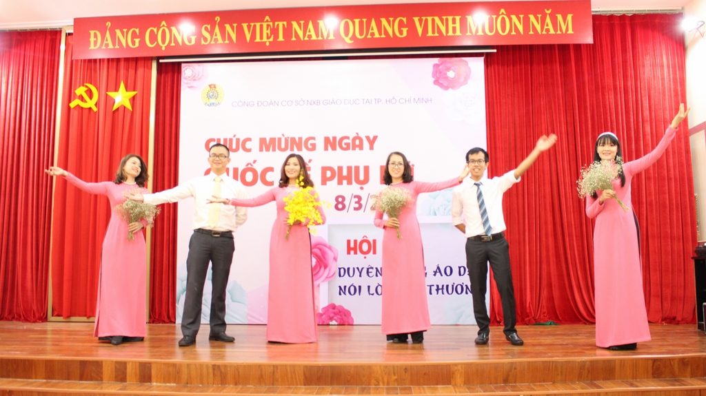 Tiết mục thi "Duyên dáng áo dài" của CĐCS NXBGD tại TP. Hồ Chí Minh