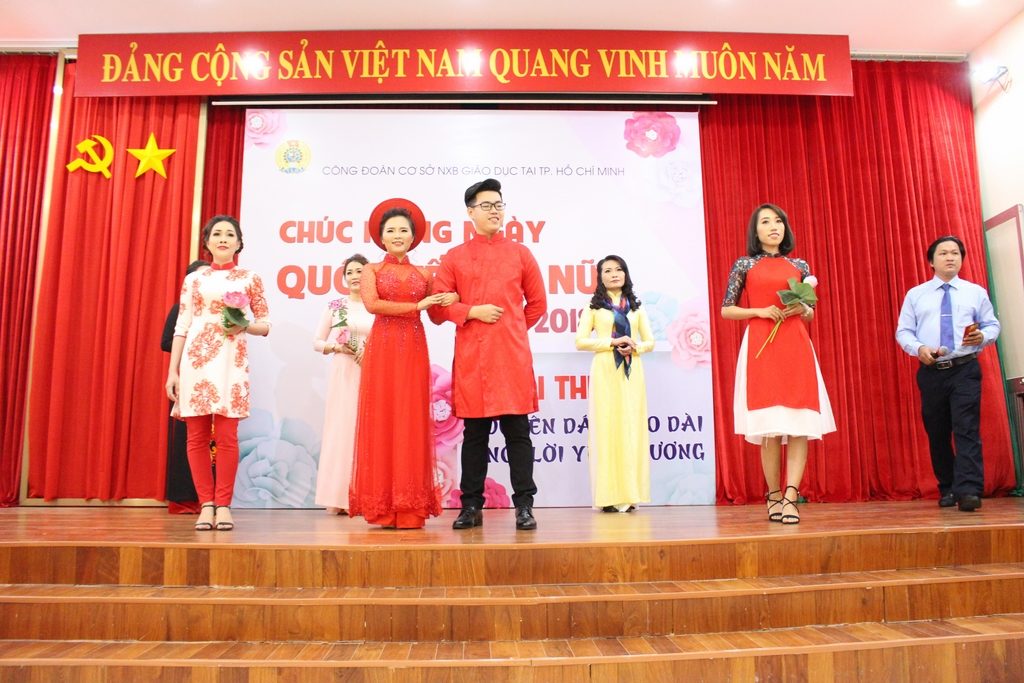 Tiết mục thi "Duyên dáng áo dài" của CĐCS Cty CP Sách Giáo Dục tại TP. Hồ Chí Minh