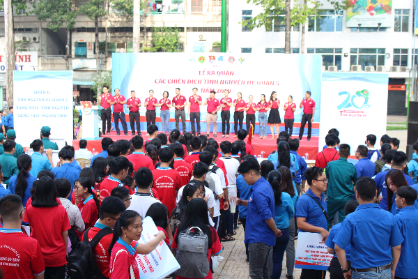 Chi Đoàn Thanh niên Nhà xuất bản giáo dục tại TP. HCM trao tặng sách giáo khoa cho các em có hoàn cảnh khó khăn trên địa bàn quận 5