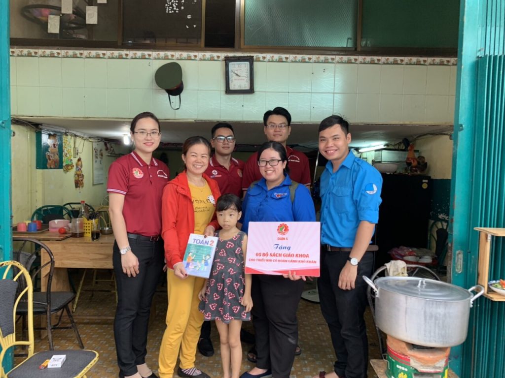 Chi Đoàn Thanh niên Nhà xuất bản giáo dục tại TP. HCM trao tặng sách giáo khoa cho các em có hoàn cảnh khó khăn trên địa bàn quận 5