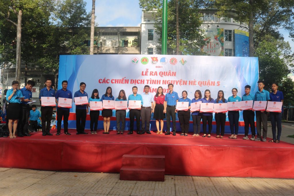 Bí thư Chi Đoàn Thanh niên Nhà xuất bản Giáo dục tại TP. HCM và đại diện Quận Đoàn 5 trao biểu trưng tặng sách giáo khoa cho 15 phường thuộc quận 5