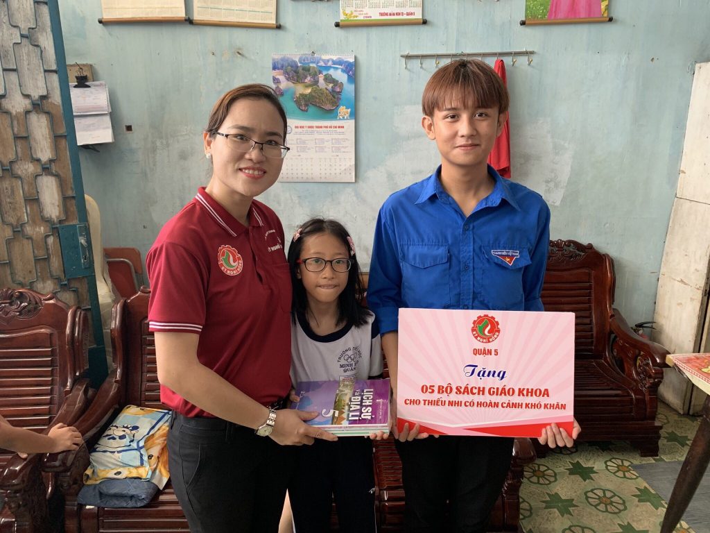 Chi Đoàn Thanh niên Nhà xuất bản giáo dục tại TP. HCM trao tặng sách giáo khoa cho các em có hoàn cảnh khó khăn trên địa bàn quận 5