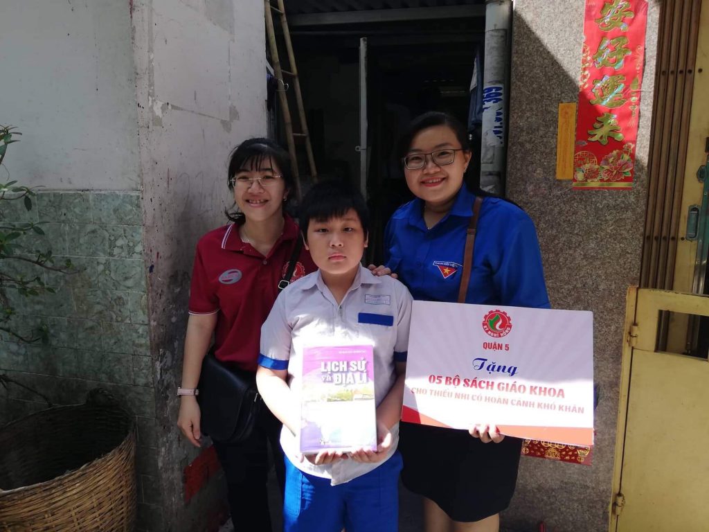 Chi Đoàn Thanh niên Nhà xuất bản giáo dục tại TP. HCM trao tặng sách giáo khoa cho các em có hoàn cảnh khó khăn trên địa bàn quận 5