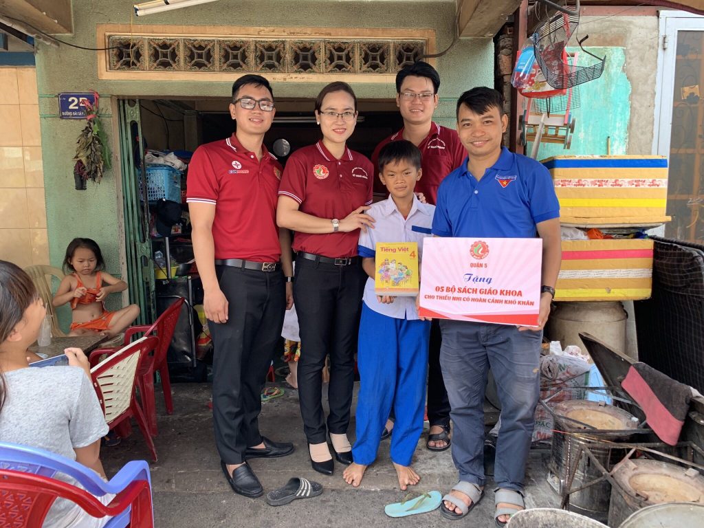 Chi Đoàn Thanh niên Nhà xuất bản giáo dục tại TP. HCM trao tặng sách giáo khoa cho các em có hoàn cảnh khó khăn trên địa bàn quận 5