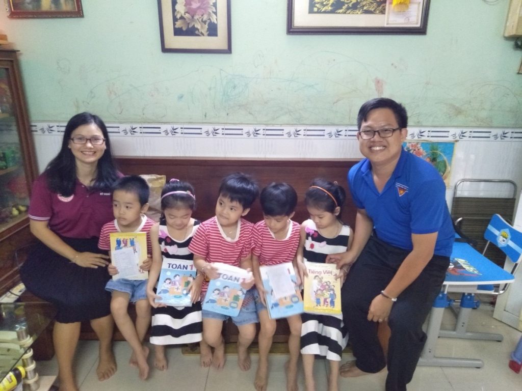 Đại diện Chi Đoàn thăm hỏi và trao sách tại gia đình sinh 5 con (đường Trần Bình Trọng, phường 4, quận 5)