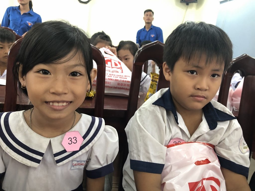 Niềm vui của các em HS tại xã Vĩnh Lộc B và xã Tân Quý Tây khi được tặng SGK