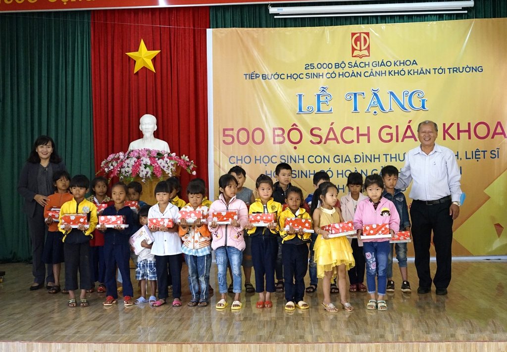 Ông Trần Văn Hưng - Phó Giám đốc NXB Giáo Dục tại TP. Hồ Chí Minh - và bà Phạm Thị Hồng Hải - Giám đốc Sở GD&ĐT tỉnh Lâm Đồng - trao tặng quà và SGK cho HS