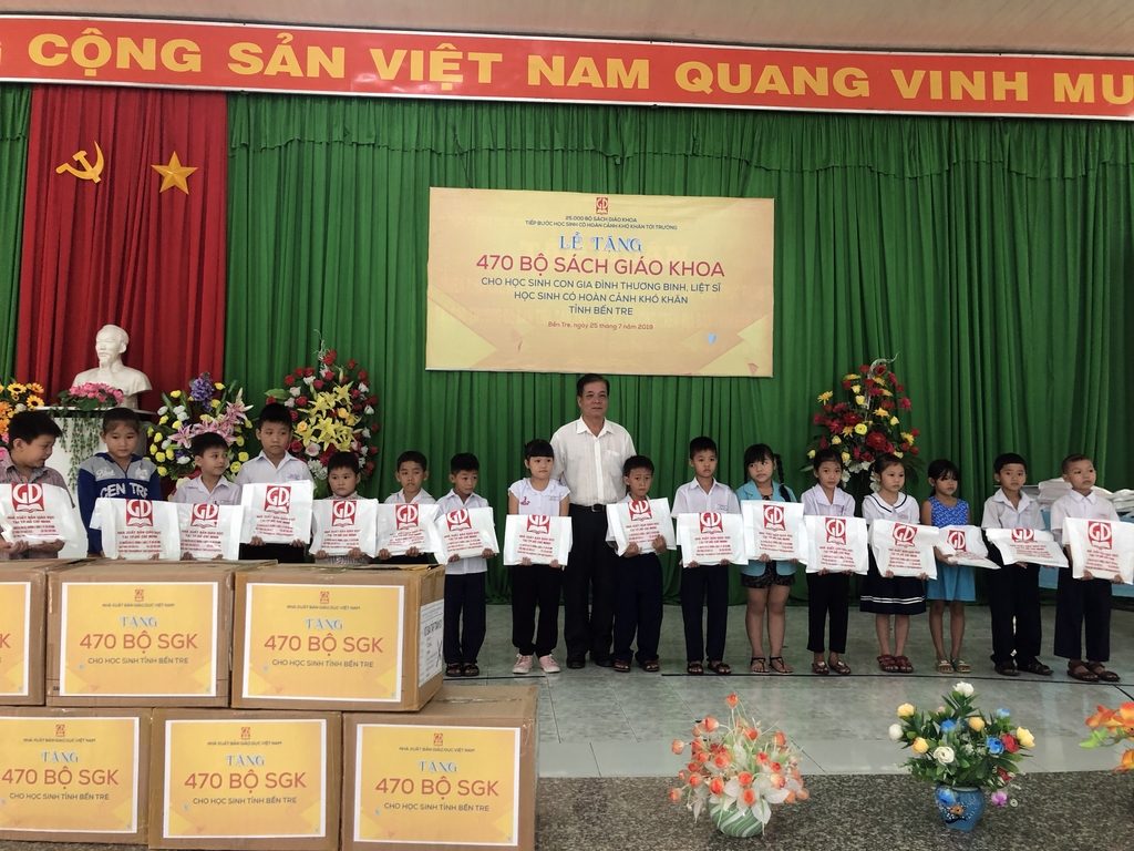 Ông Lê Văn Chín - Phó Giám đốc Sở Giáo Dục & Đào Tạo tỉnh Bến Tre trao tặng SGK cho các em HS tỉnh Bến Tre