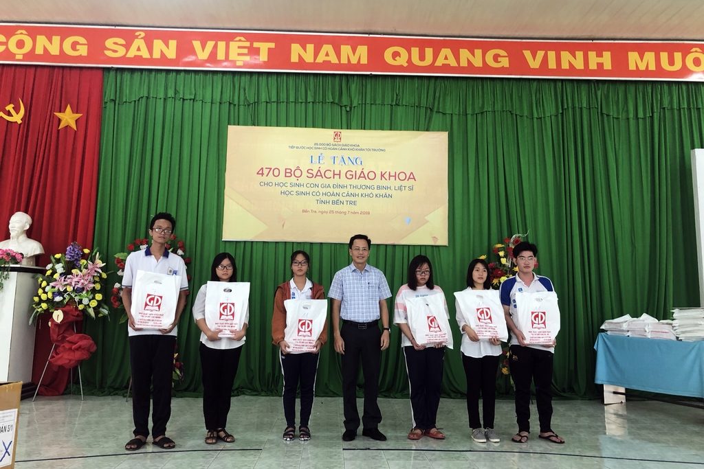 Ông Nguyễn Thành Anh - Phó Giám đốc NXB Giáo Dục tại TP. Hồ Chí Minh trao tặng SGK cho các em HS tỉnh Bến Tre