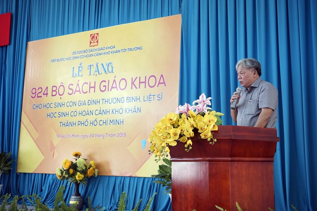 Ông Phan Xuân Thành - Phó Tổng Giám đốc NXBGDVN - phát biểu tại buổi lễ tặng SGK cho HS TP. Hồ Chí Minh