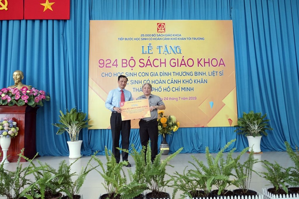 Ông Phan Xuân Thành - Phó Tổng Giám đốc NXBGDVN - trao Bảng tượng trưng tặng SGK cho đại diện Sở Giáo Dục & Đào Tạo TP. Hồ Chí Minh