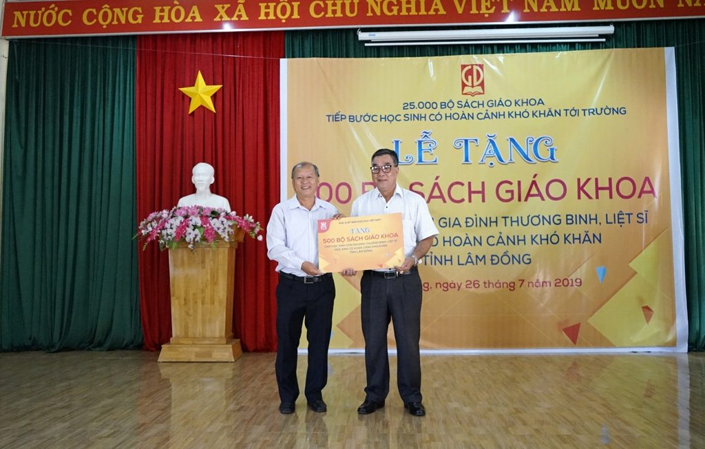 Ông Trần Văn Hưng - Phó Giám đốc NXB Giáo Dục tại TP. Hồ Chí Minh - trao Bảng tượng trưng tặng SGK cho Đại diện Sở Giáo Dục & Đào tạo tỉnh Lâm Đồng