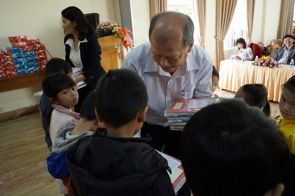 Ông Trần Văn Hưng - Phó Giám đốc NXB Giáo Dục tại TP. Hồ Chí Minh - trao tặng SGK cho HS tỉnh Lâm Đồng