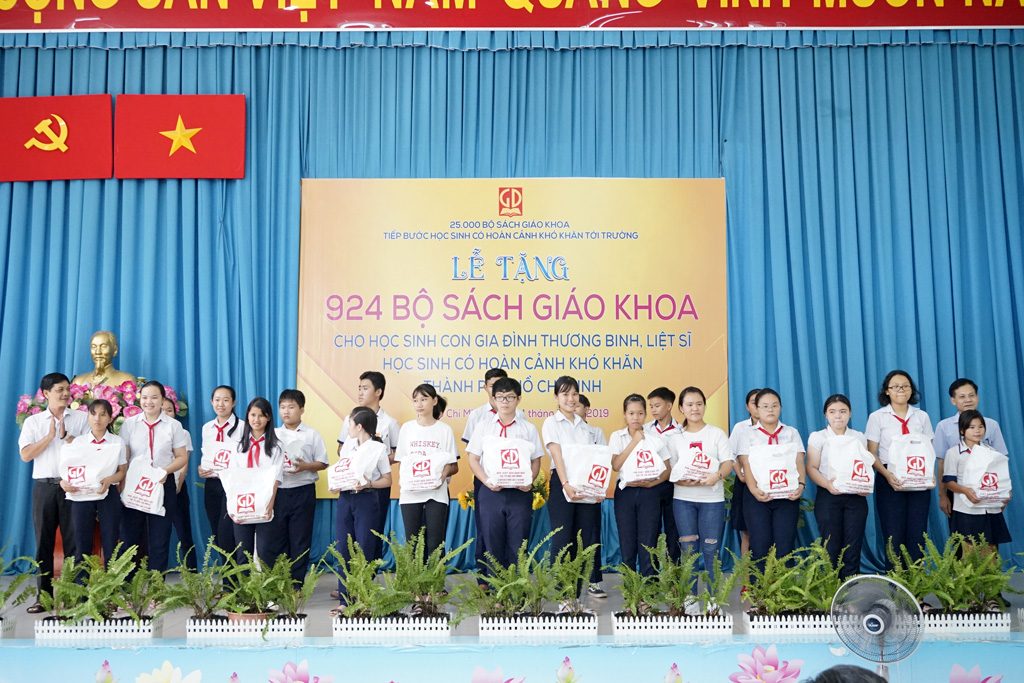 Ông Đỗ Thành Lâm - Giám đốc NXBGD tại TP. Hồ Chí Minh - cùng đại diện Phòng Giáo Dục & Đào Tạo Huyện Hóc Môn trao tặng SGK cho các em HS