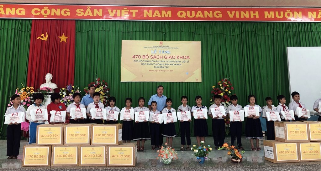 Đại diện Cty CP sách - TBTH tỉnh Bến Tre trao tặng SGK cho các em HS tỉnh Bến Tre