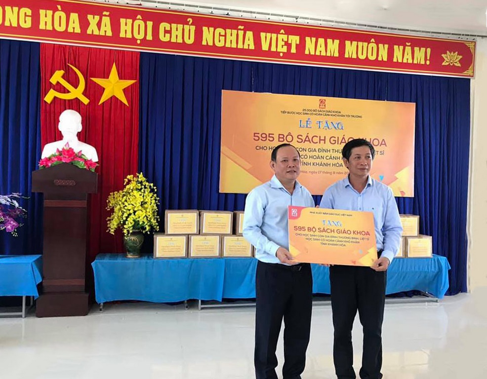 Ông Nguyễn Đức Thái - Chủ tịch HĐTV NXBGDVN trao bảng tặng SGK cho Ông Trần Ngọc Anh - Trưởng P.TCCB Sở GD&ĐT tỉnh Khánh Hòa
