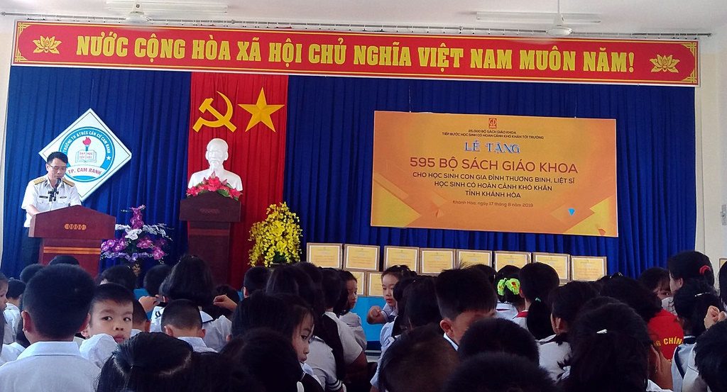 Đại tá Lã Văn Hùng - Phó Chính ủy Vùng 4 Hải quân phát biểu tại Lễ tặng sách
