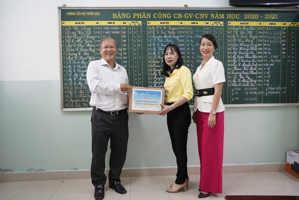 NXBGD tại TP. HCM trao tặng STK cho TVTH trường TH Phước Hiệp - Huyện Củ Chi
