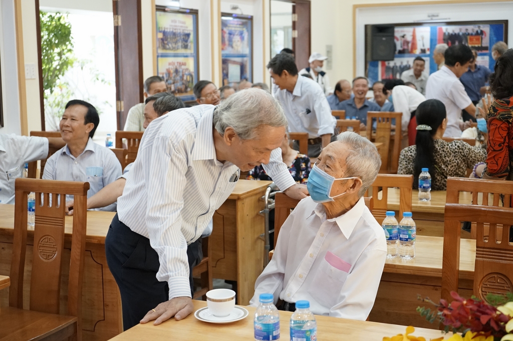 Ông Bùi Tất Tươm - nguyên Phó GĐ NXBGD tại TP. HCM (trái) đang thăm hỏi Thầy Trần Trâm Phương - nguyên GĐ NXBGD