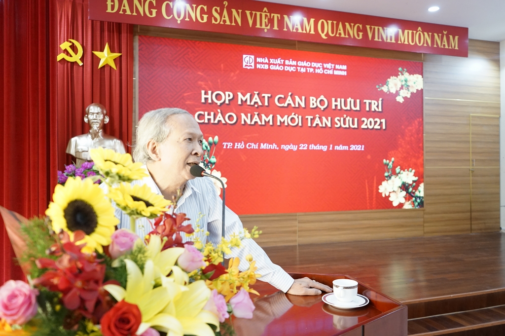 Ông Bùi Tât Tươm - nguyên Phó GĐ NXBGD tại TP. HCM đại diện cán bộ hưu trí phát biểu trong buổi họp mặt