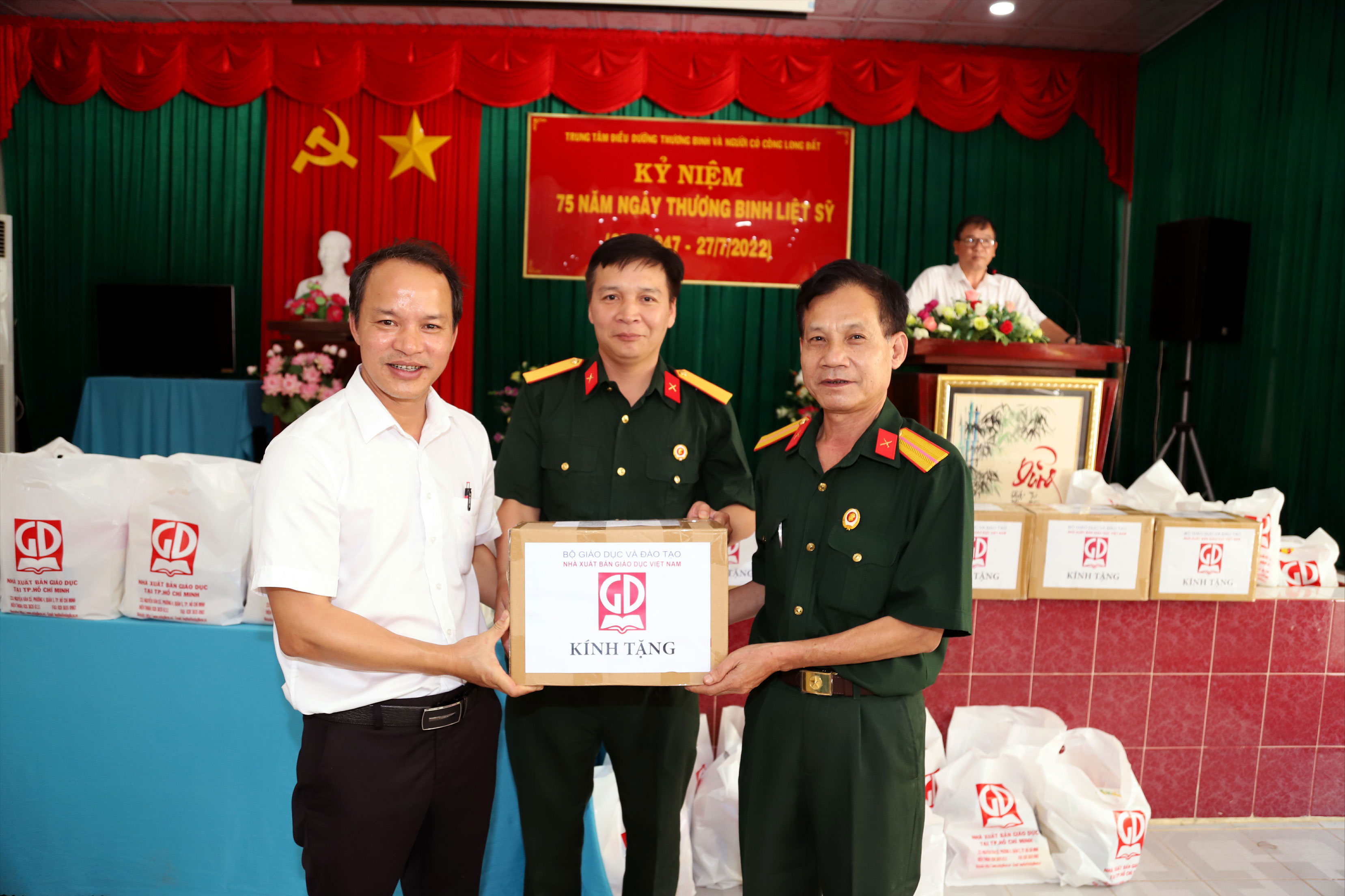 Ông Đỗ Thành Lâm - Giám đốc NXBGD tại TP. HCM tặng 47 bộ SGK cho đại diện Trung tâm Điều dưỡng Thương binh và Người có công Long Đất. Ảnh: Mạnh Hùng
