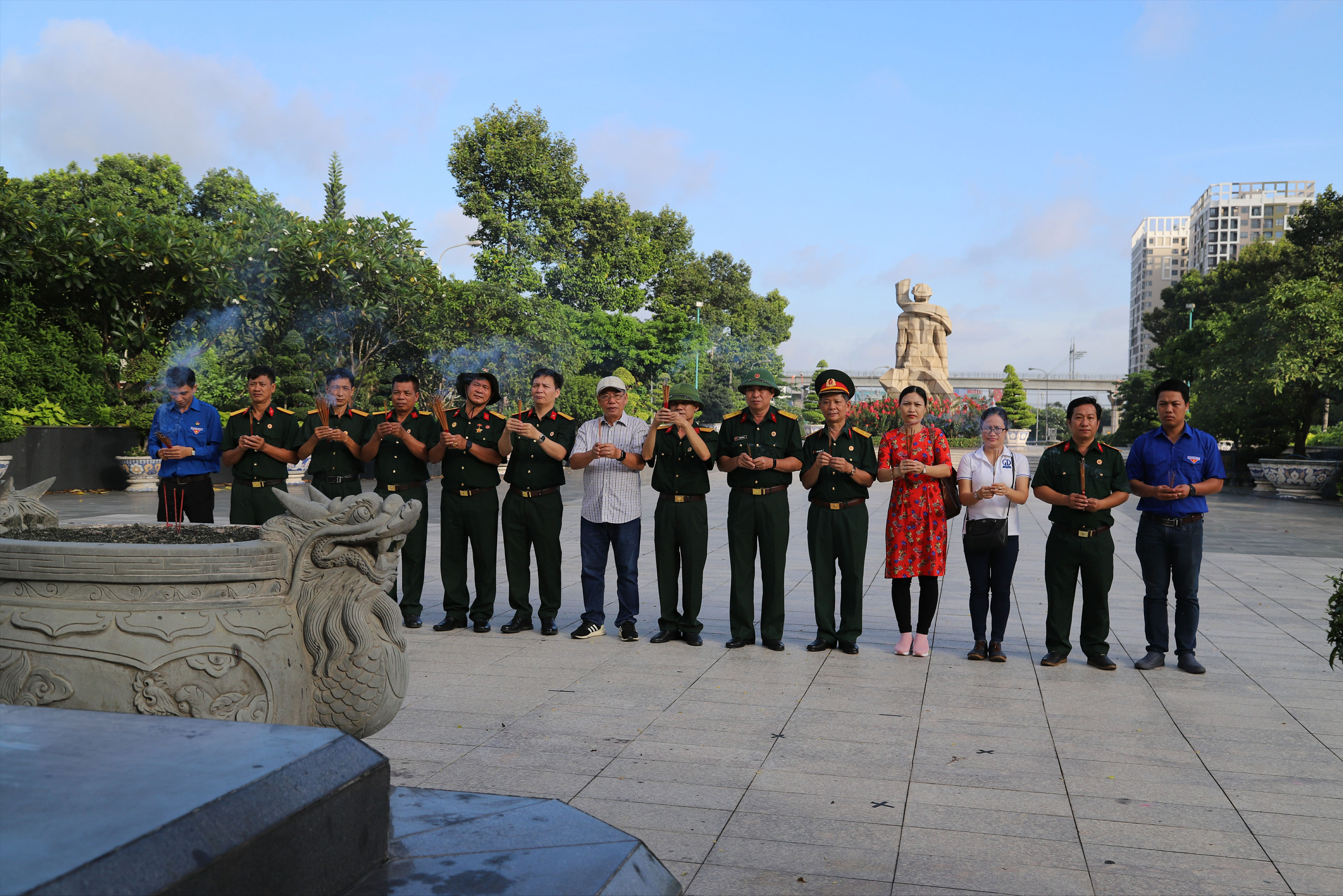 Đoàn thăm viếng Nghĩa trang Liệt sĩ TP. Hồ Chí Minh. Ảnh: Mạnh Hùng