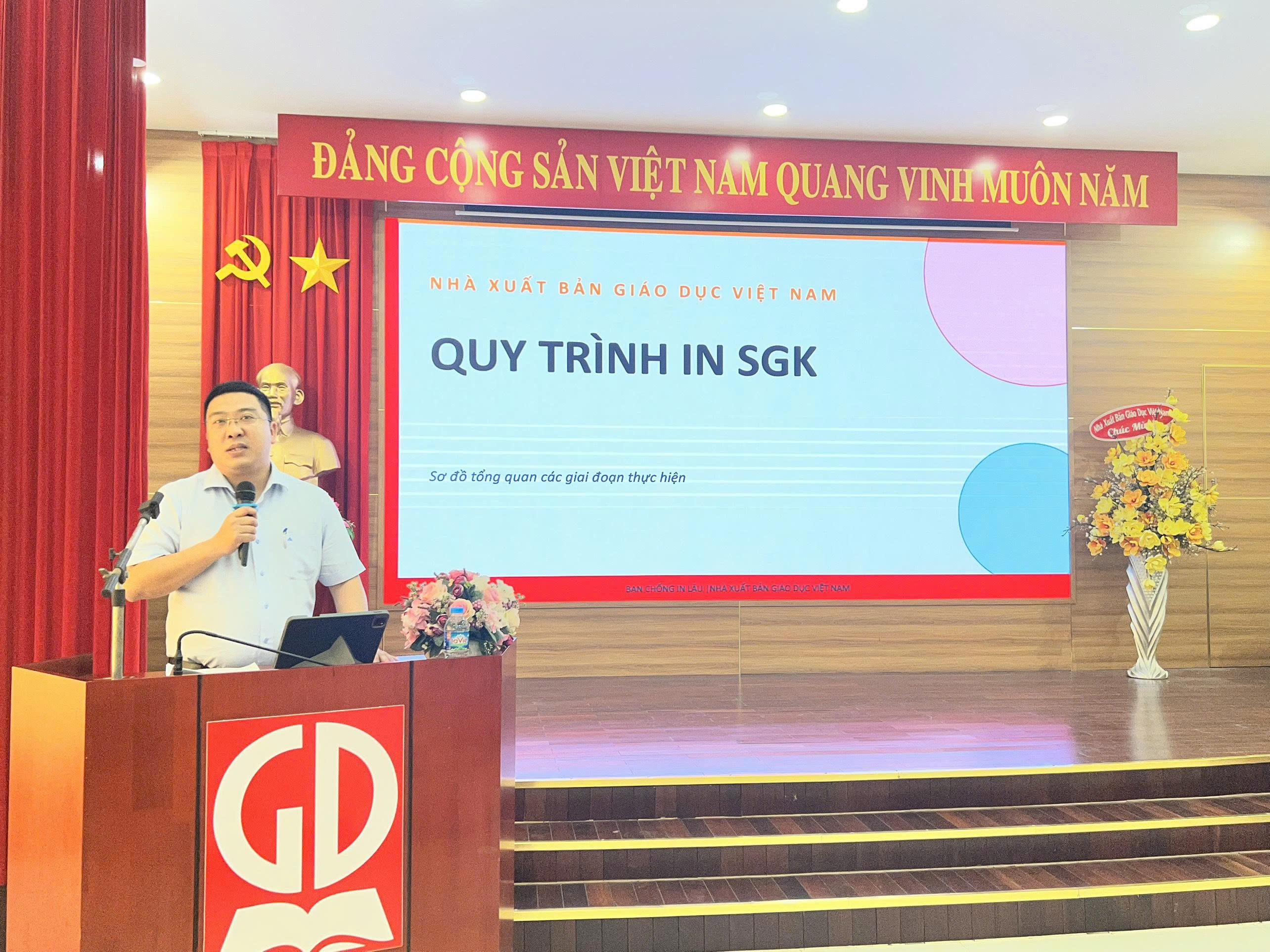 Ông Đặng Trí Dũng, Phó trưởng ban Chống in lậu NXBGDVN, phát biểu về chủ đề Tập huấn Tem chống giả phục vụ năm học 2026 - 2027 tại hội nghị