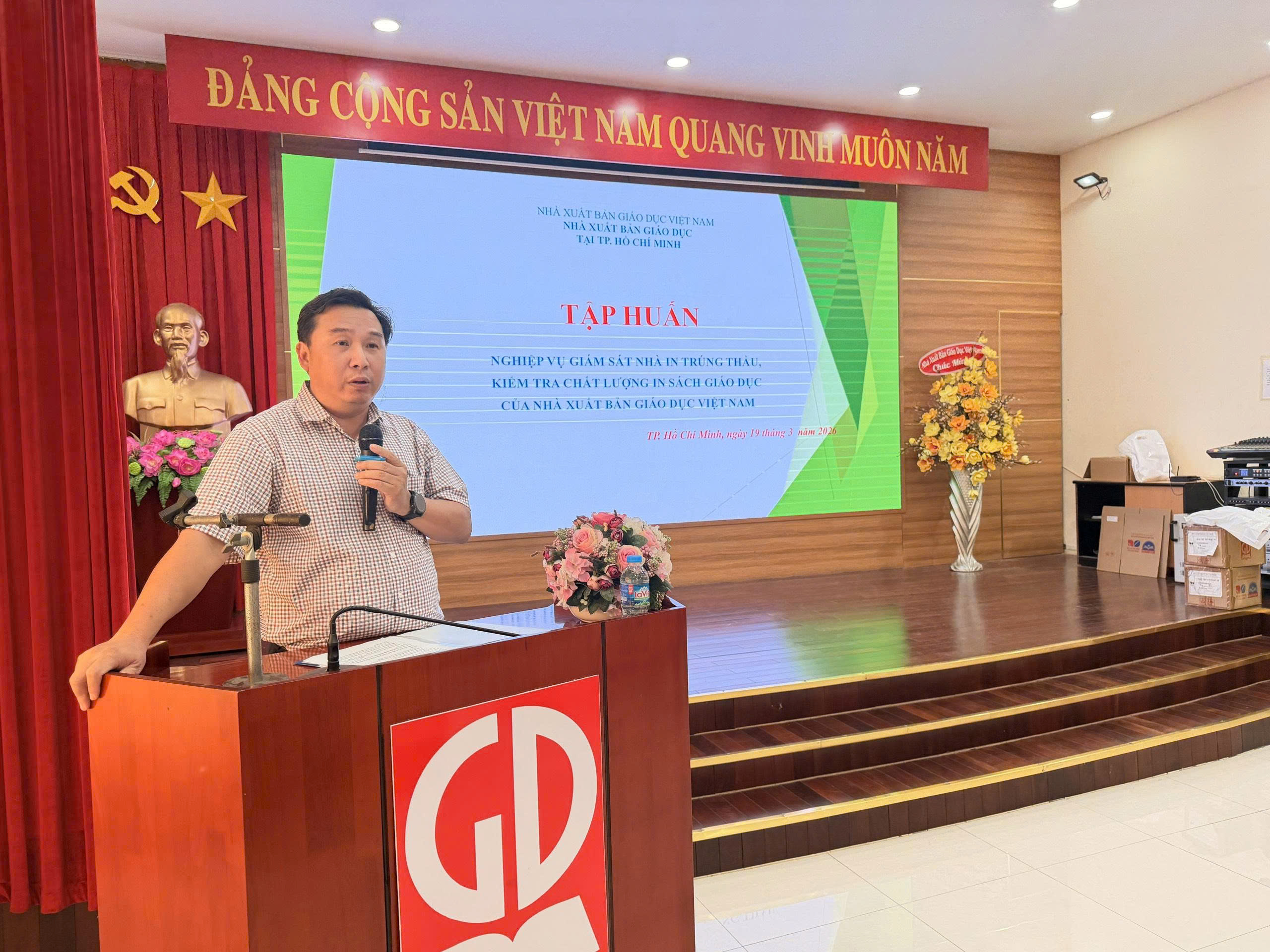 Ông Vũ Bùi Biển, Phó Giám đốc NXBGD tại TP. Hồ Chí Minh, phát biểu tại hội nghị.