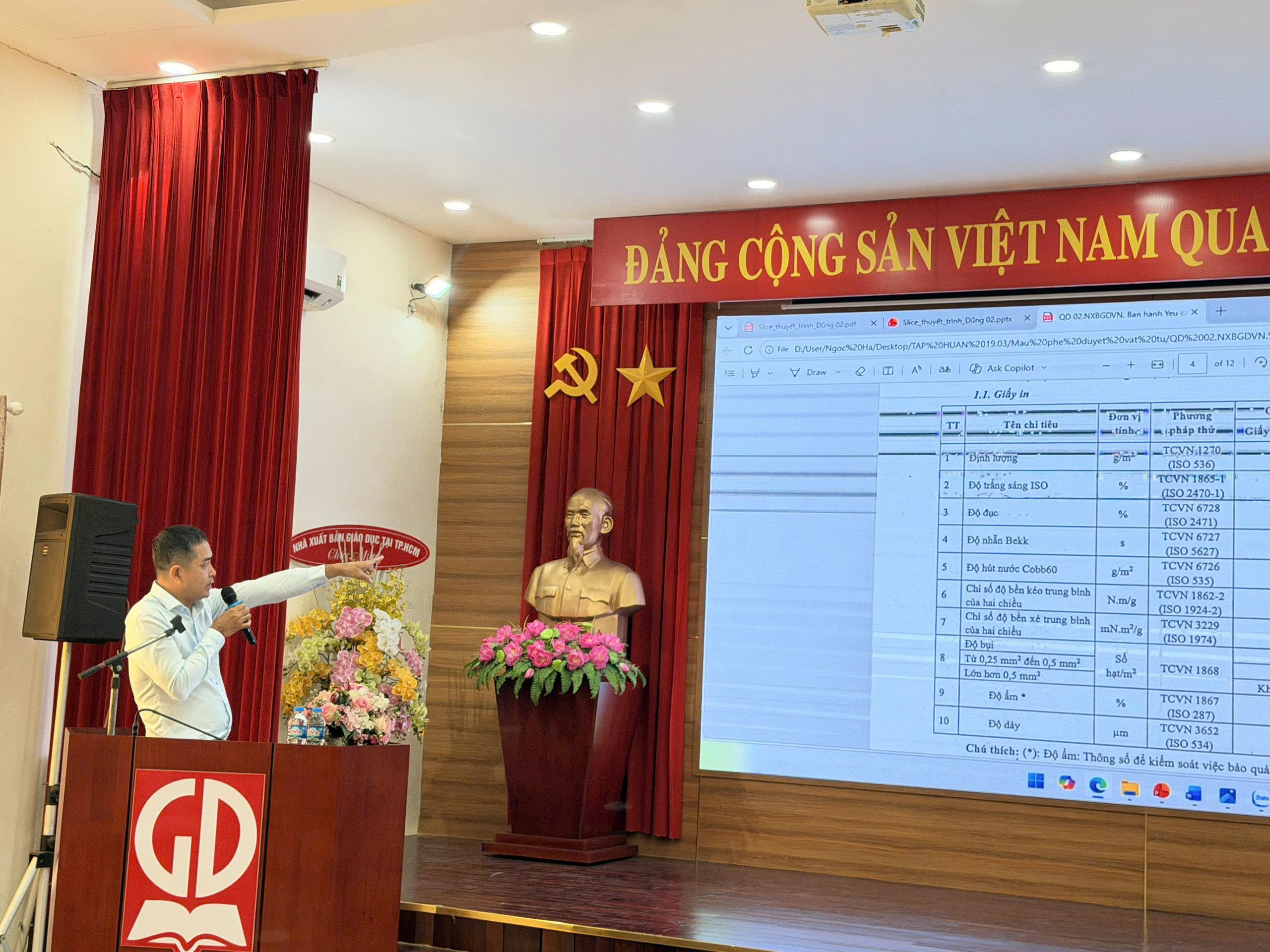 Ông Hồ Anh Tuấn, Trưởng phòng Kế hoạch in - Phát hành, NXBGD tại TP. Hồ Chí Minh, triển khai các nội dung tập huấn tại hội nghị.