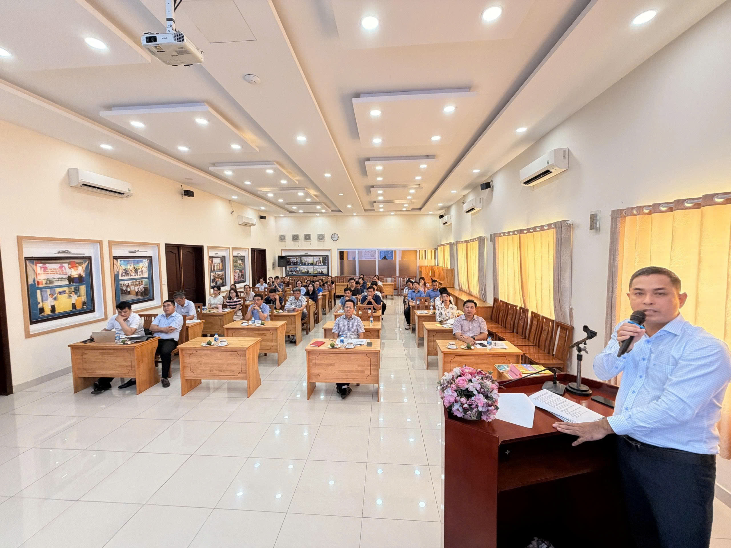 Ông Hồ Anh Tuấn, Trưởng phòng Kế hoạch in - Phát hành, cùng toàn thể CBNV NXBGD tại TP. Hồ Chí Minh, tham gia hội nghị tập huấn.