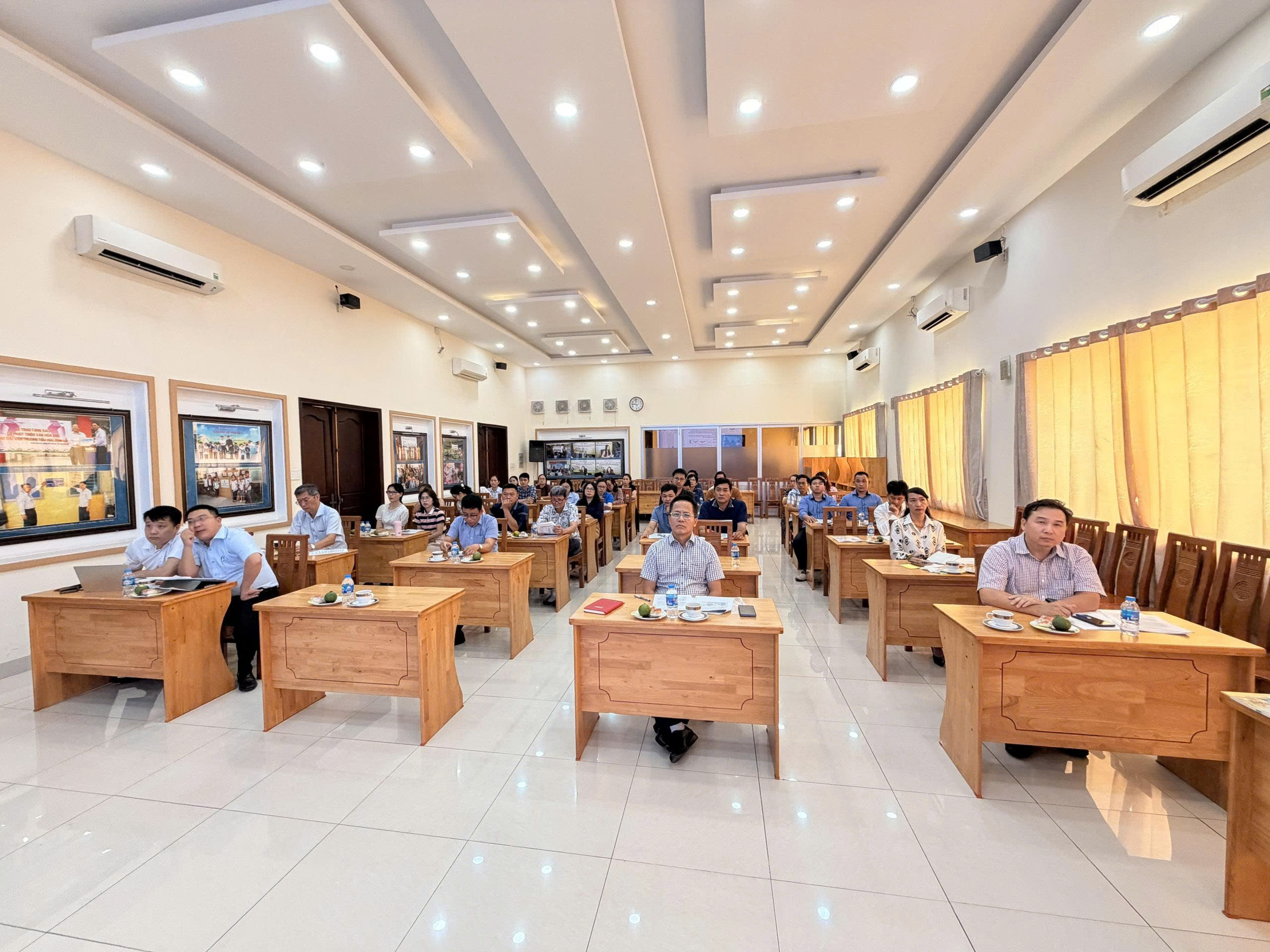 Toàn thể CBNV NXBGD tại TP. Hồ Chí Minh, tham gia hội nghị tập huấn.