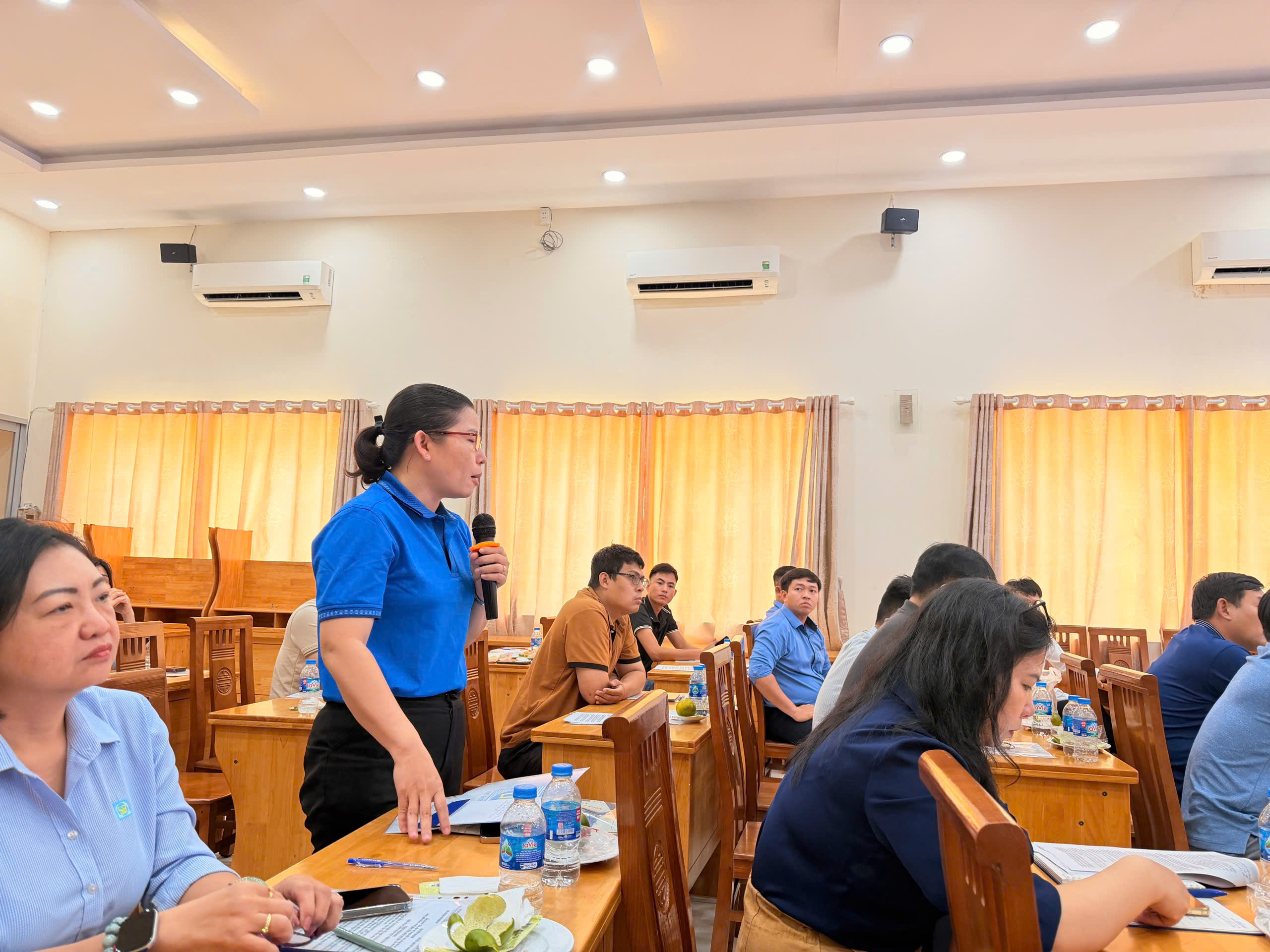 Cán bộ nhân viên sôi nổi thảo luận và đóng góp ý kiến trong hội nghị.