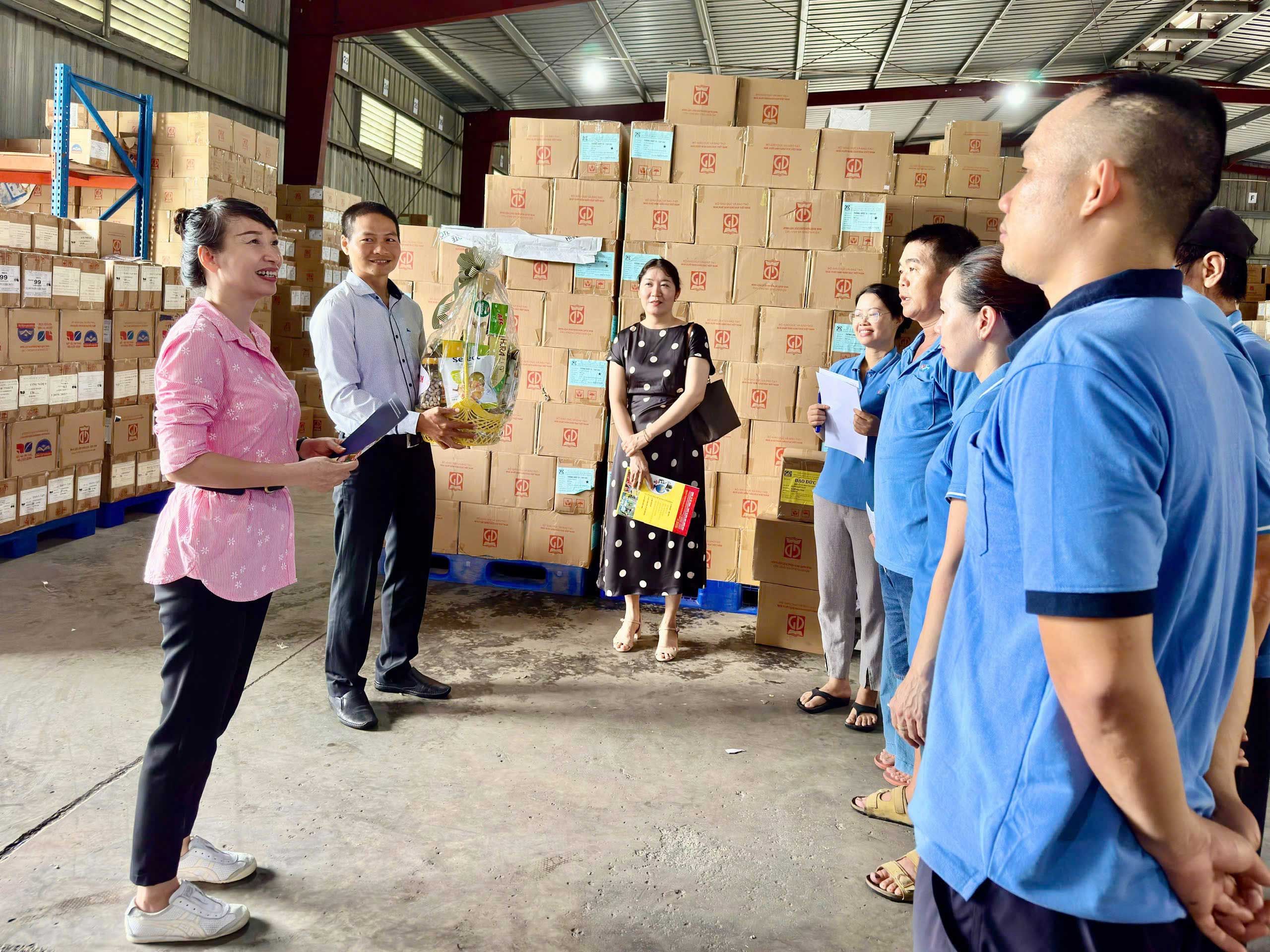 BCH CĐCS NXBGD tại TP.HCM đã thăm, tặng quà động viên CBCNV công tác tại bộ phận kho của Công ty CP Sách và TBGD Miền Nam tại kho 100 Man Thiện
