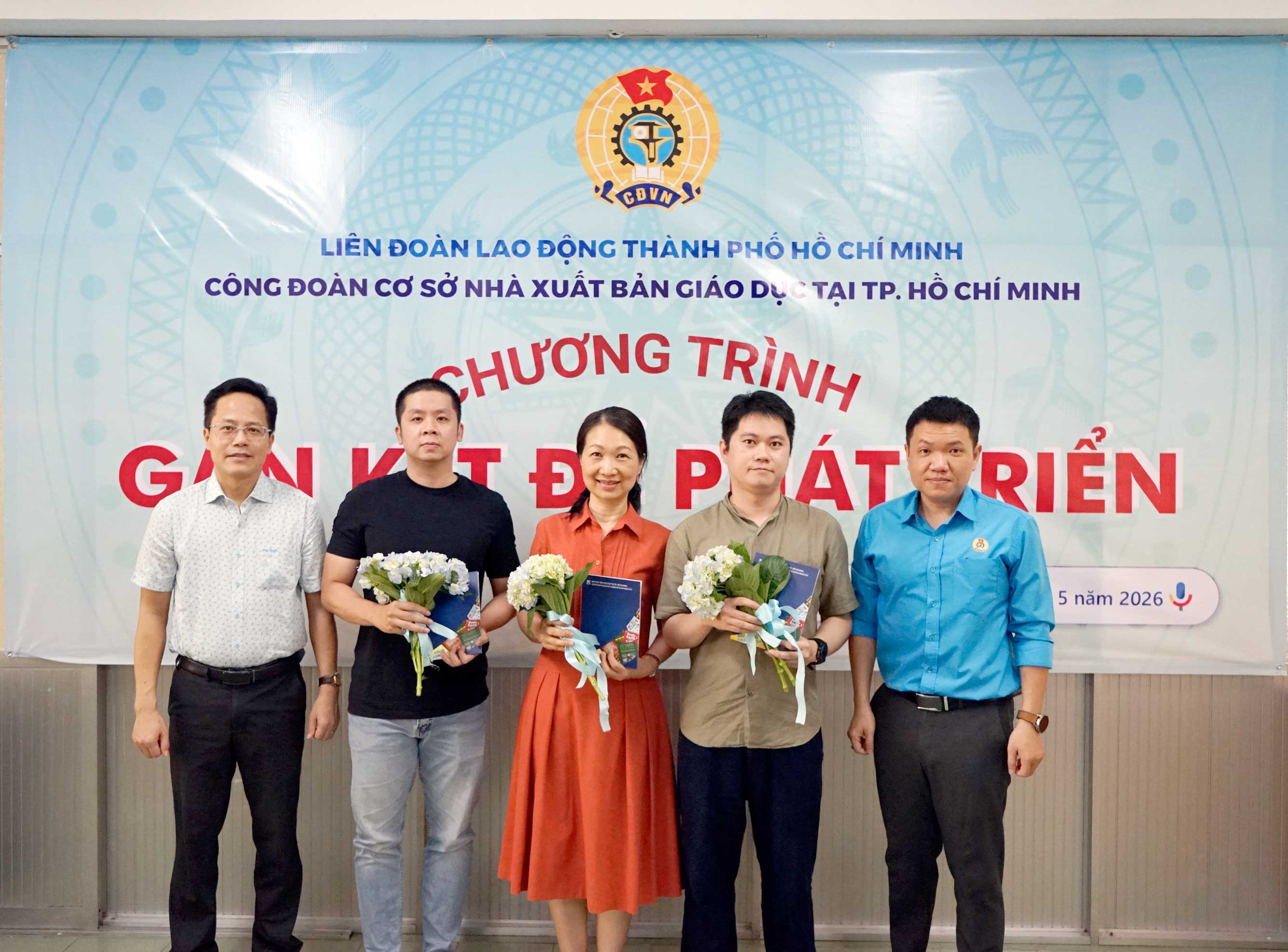 Ông Nguyễn Thành Anh, Bí thư Đảng ủy, Giám đốc NXBGD tại TP HCM và các cán bộ và đoàn viên công đoàn có thành tích trong hoạt động công đoàn được tuyên dương.