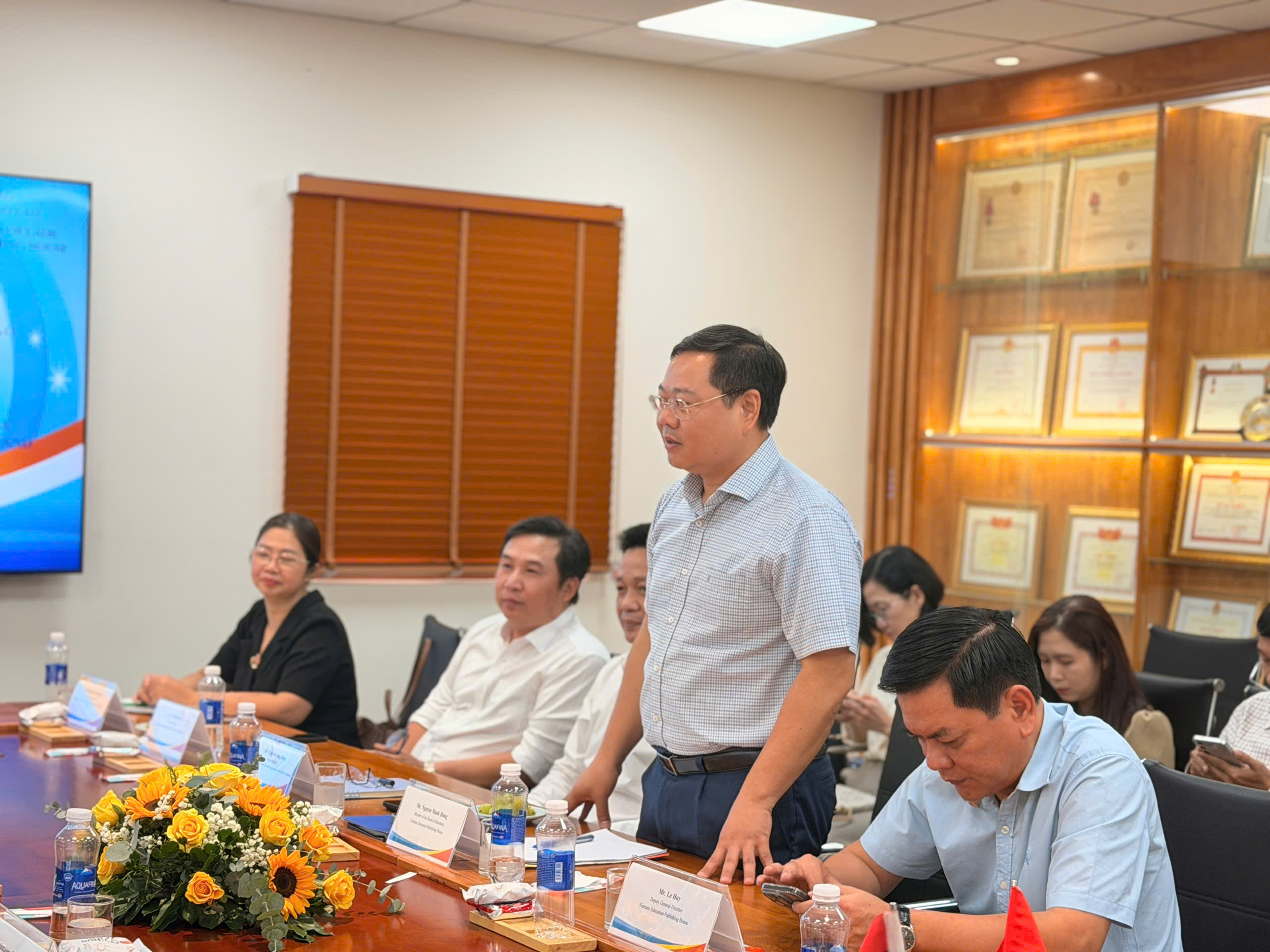 Ông Nguyễn Mạnh Hùng - Thành viên Hội đồng thành viên Nhà xuất bản Giáo dục Việt Nam - phát biểu tại hội nghị