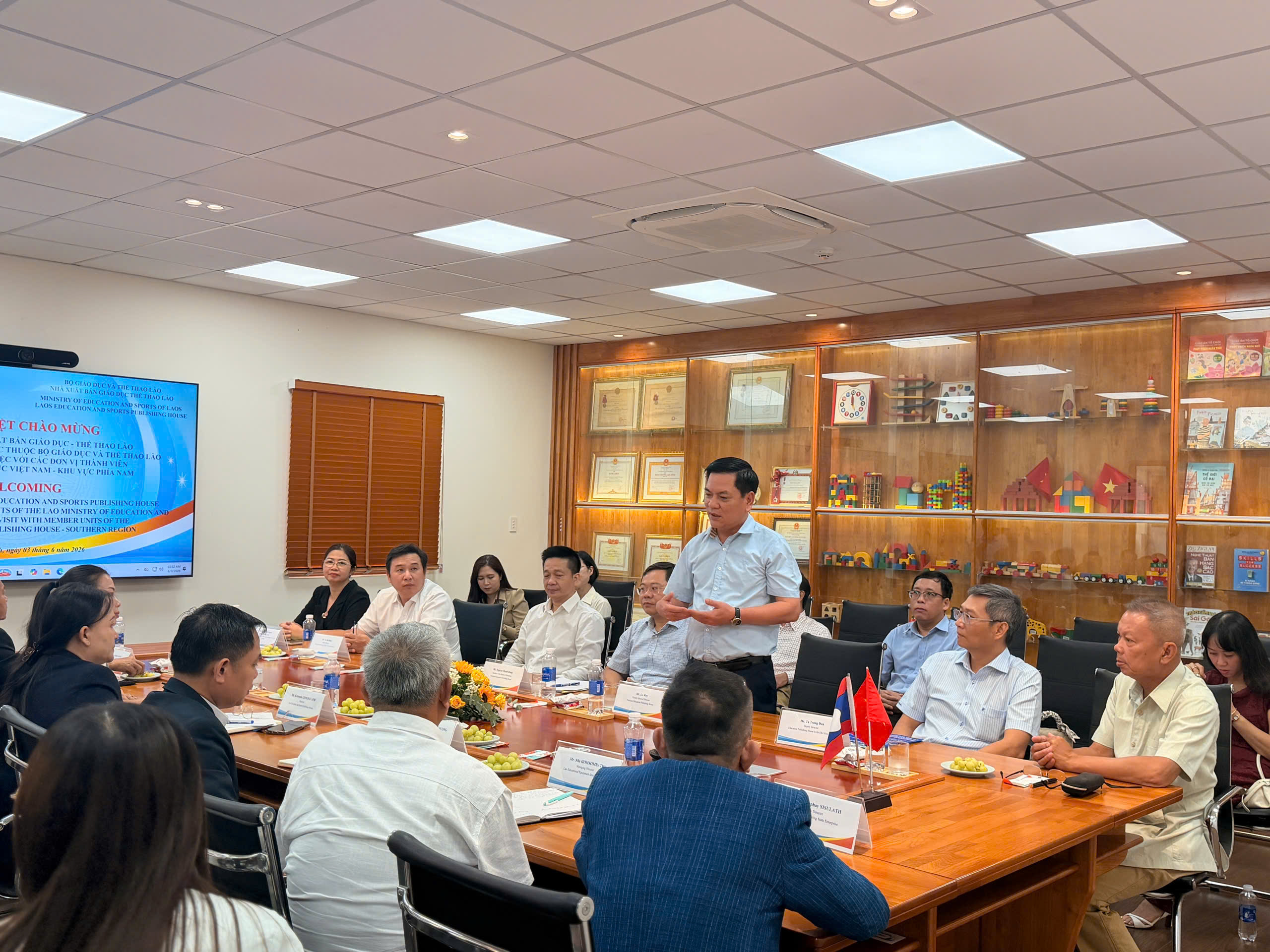 Ông Lê Huy - Phó Tổng Giám đốc Nhà xuất bản Giáo dục Việt Nam - phát biểu tại hội nghị
