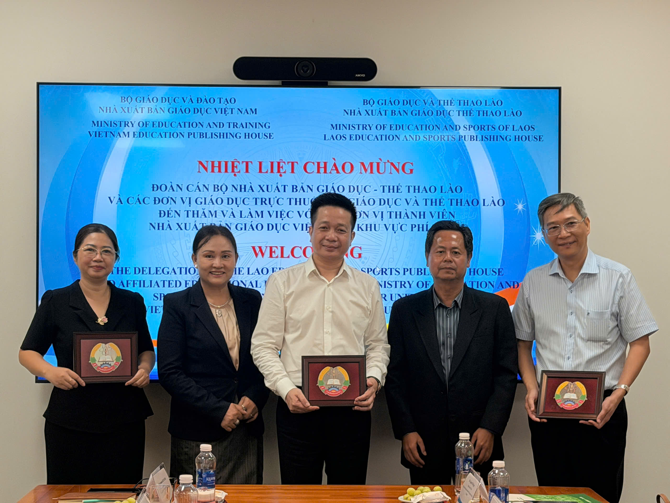 Đại diện Nhà xuất bản Giáo dục và Thể thao Lào trao quà lưu niệm cho đại diện các Đơn vị thành viên của Nhà xuất bản Giáo dục Việt Nam - Khu vực phía Nam