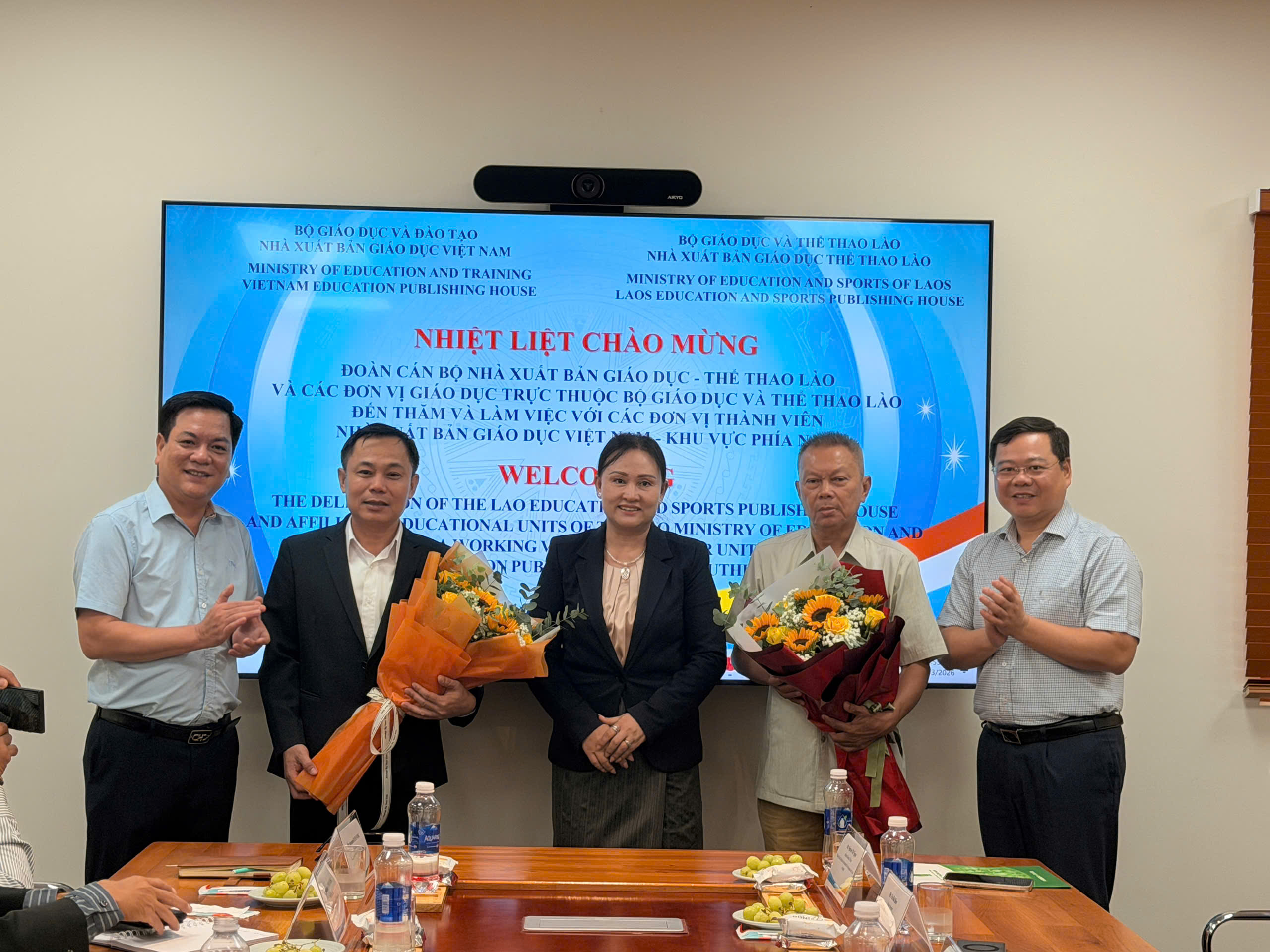 Đại diện các Đơn vị thành viên của Nhà xuất bản Giáo dục Việt Nam - Khu vực phía Nam tặng hoa cho đại diện Nhà xuất bản Giáo dục và Thể thao Lào