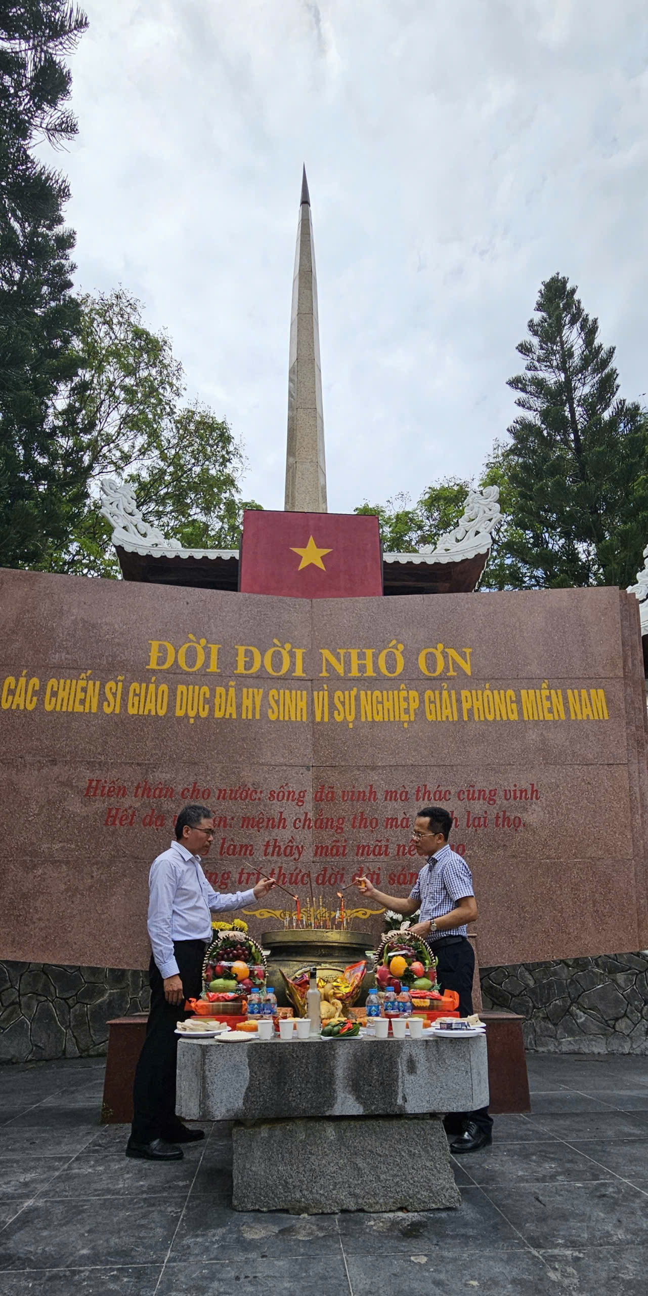 Đồng chí Nguyễn Thành Anh (bên trái), Bí thư Đảng ủy, Giám đốc NXBGD tại TP.HCM, cùng thành viên đoàn thành kính dâng hương trước Đài tưởng niệm Chiến sĩ Giáo dục tại Nghĩa trang Liệt sỹ Tân Biên, tỉnh Tây Ninh.